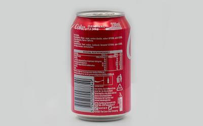 Напиток безалкогольный газированный Кока-Кола Классическая 330 мл / Coca-Cola Regular 330 ml ж/б